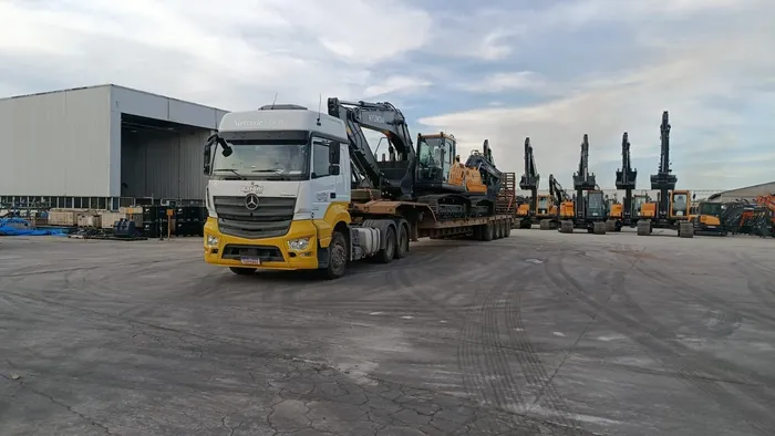 Escavadeira Hyundai sobre carreta prancha