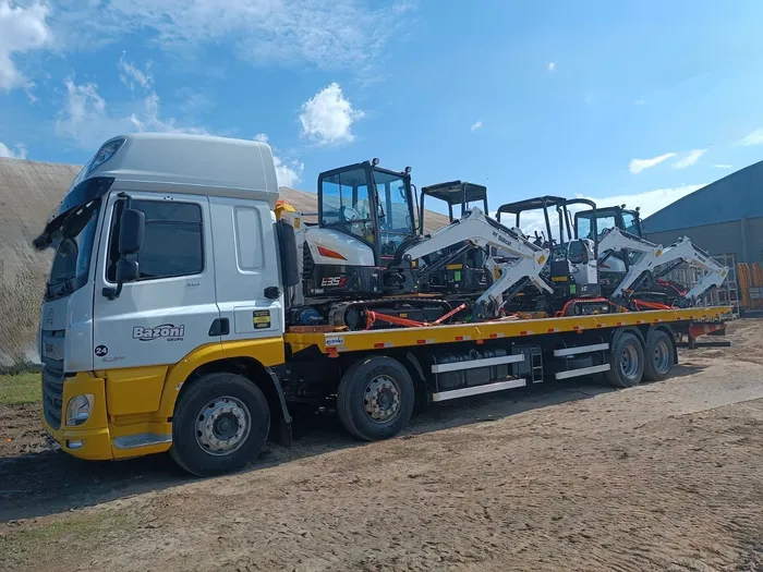 Plataforma com miniescavadeiras Bobcat