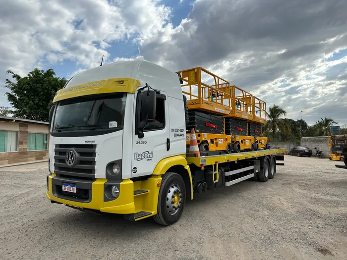 Caminhão Constellation Bazoni transportando plataformas elevatórias Mills