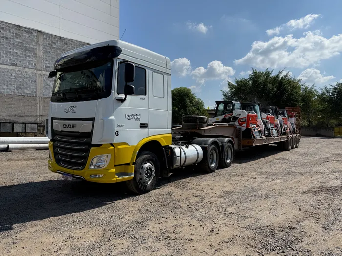 DAF XF com minicarregadeiras Bobcat