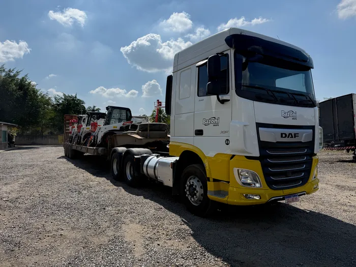 DAF XF carregado com minicarregadeiras Bobcat