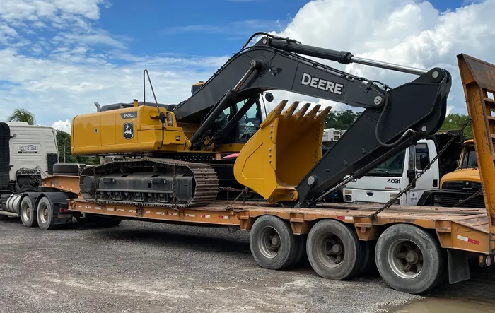 Transporte de equipamento sobre carreta prancha