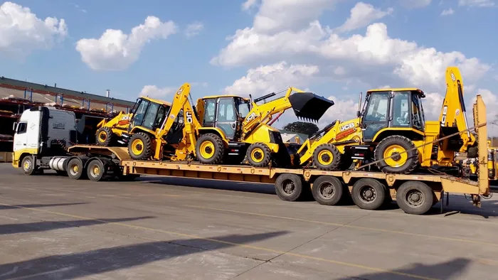 Carreta prancha com quatro retroescavadeiras JCB