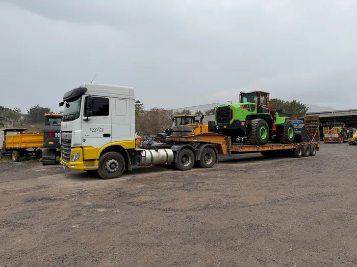 Pá carregadeira 870HE sobre carreta prancha