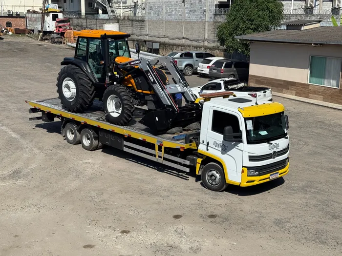 Trator agrícola em plataforma hidráulica